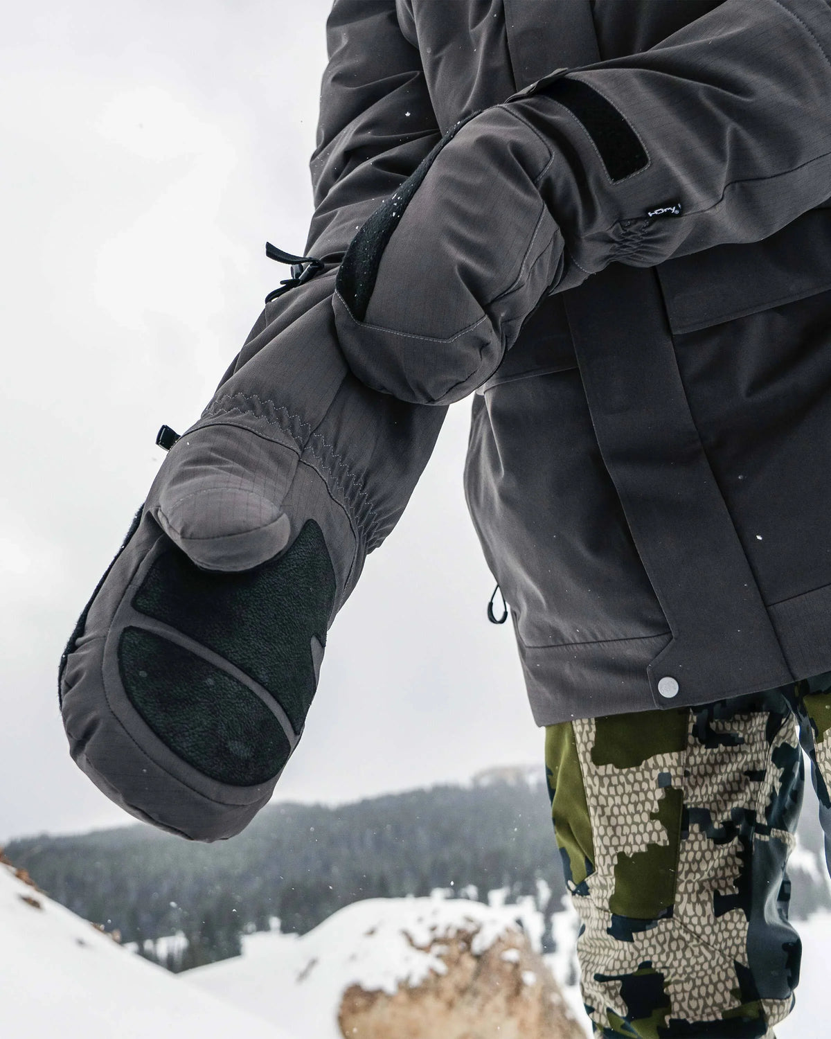 Super Down Arktuk Mitt | Asphalt